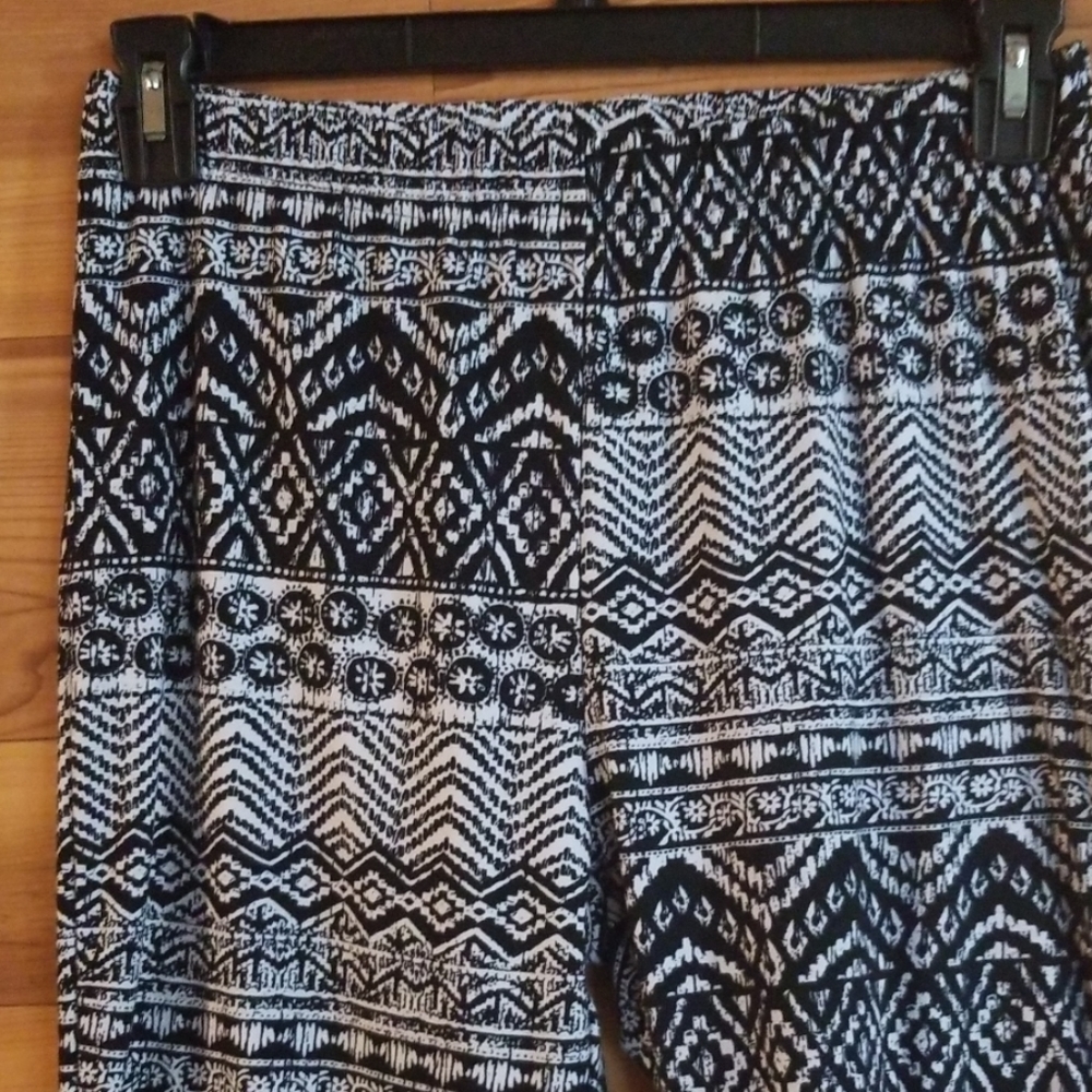 Capri Leggings black and white print
